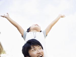 華やかなカラードレスを着るなら